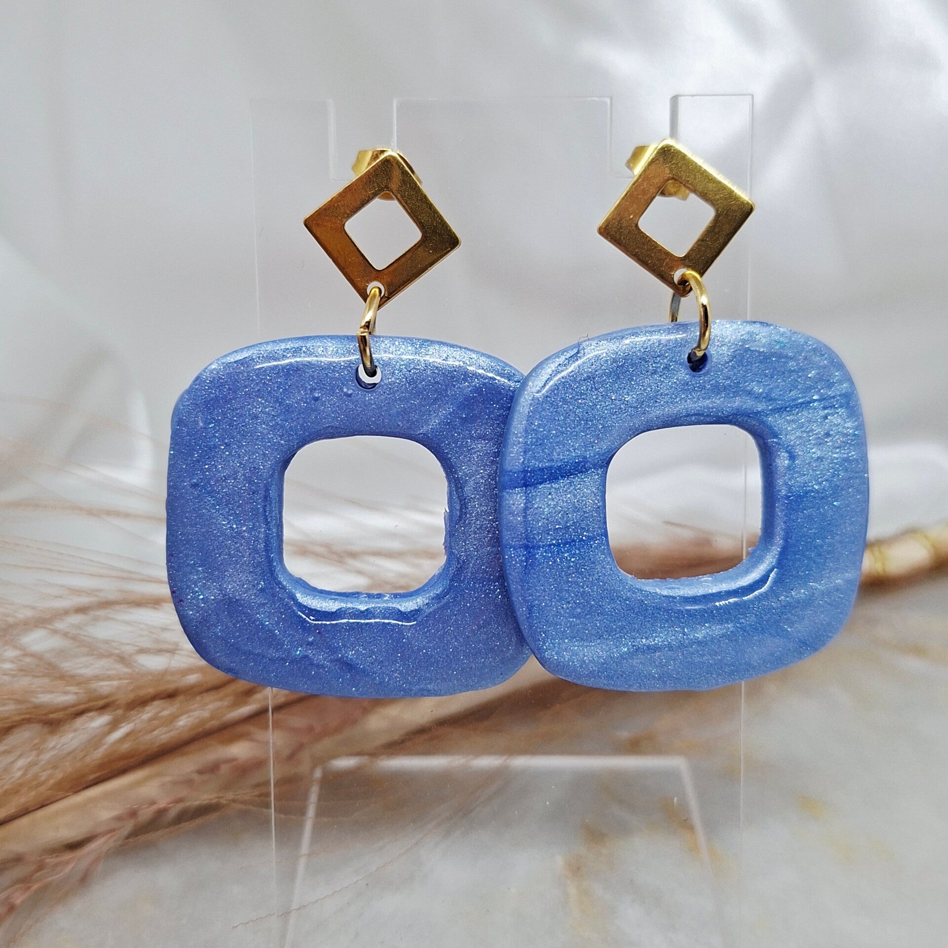 Oorbellen in metallic blauw