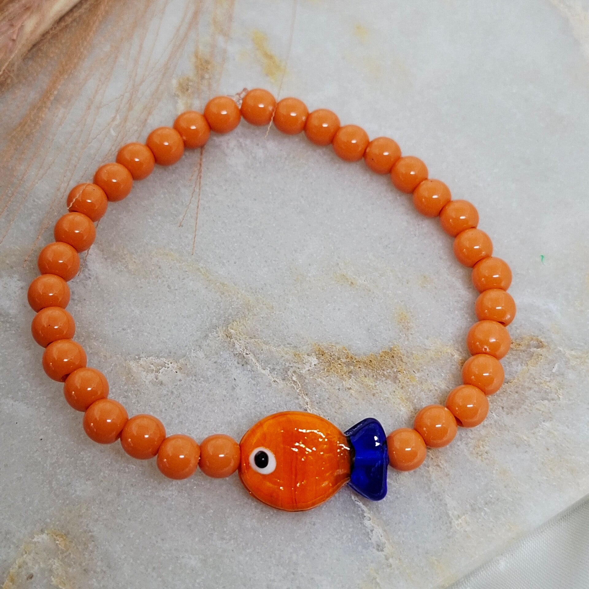 Oranje armbandje met visje