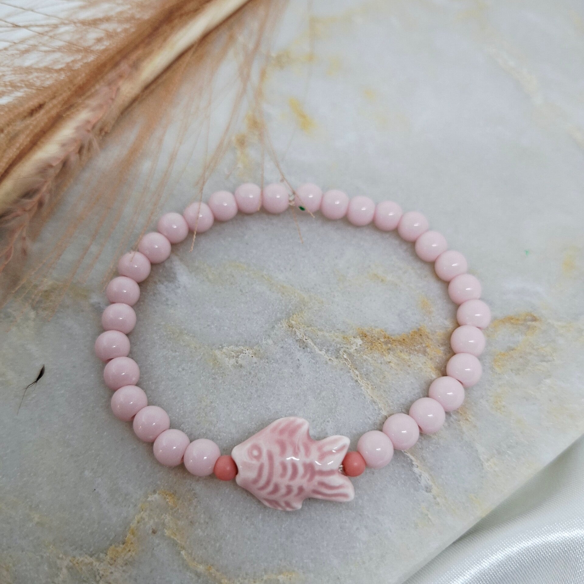Licht roze armbandje met visje
