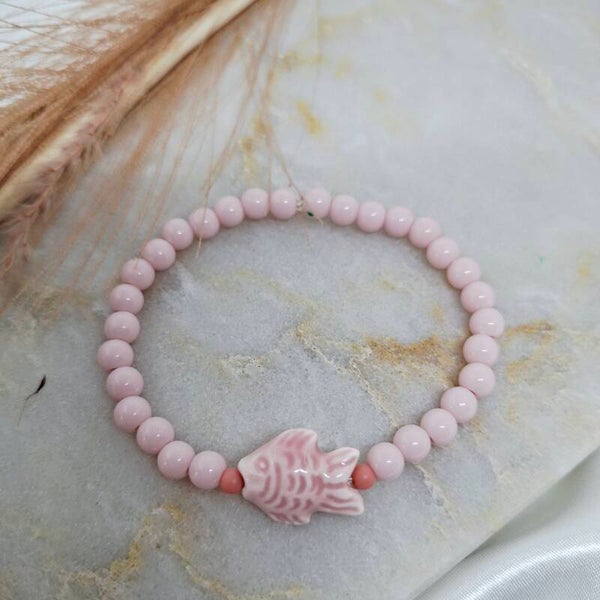 Licht roze armbandje met visje