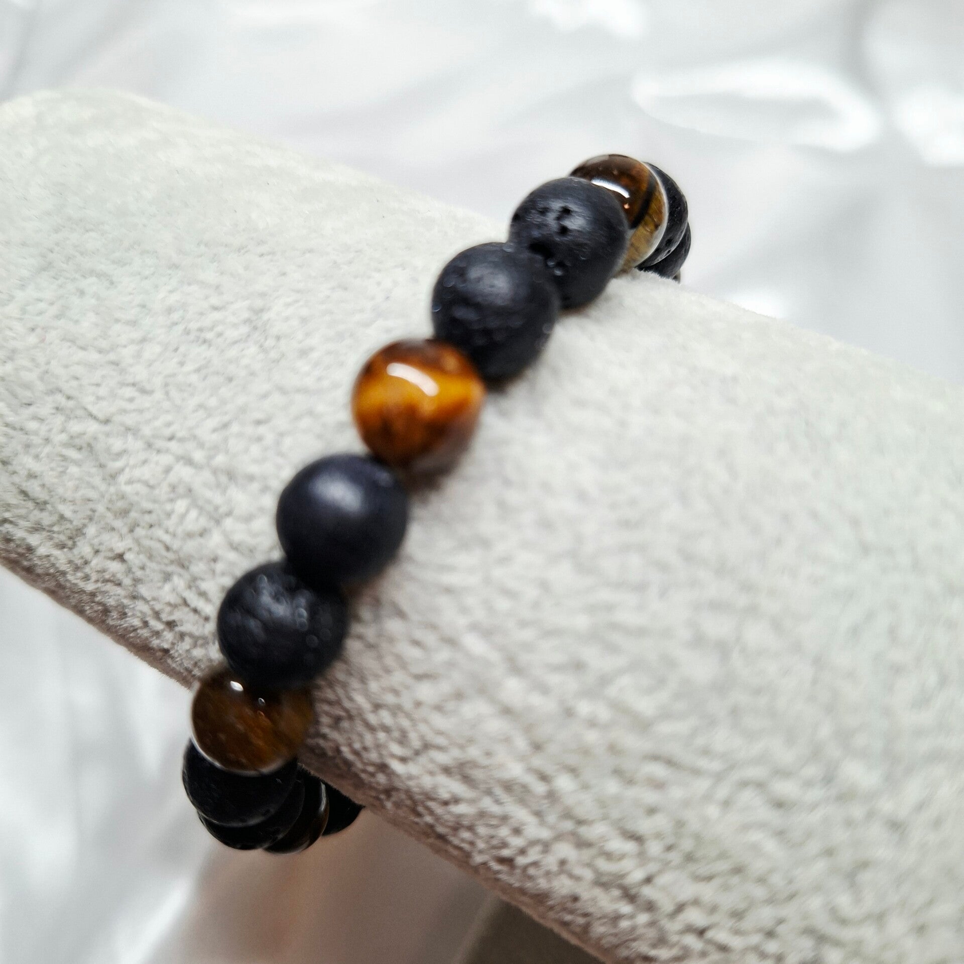 Lavasteen en tijgeroog armband 8mm