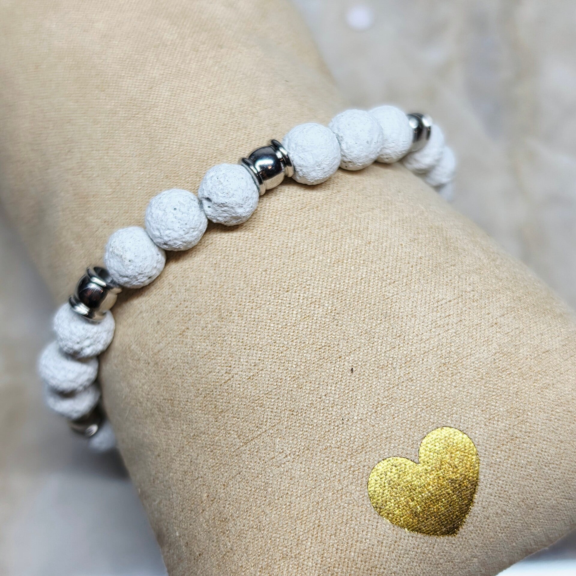 Witte lavasteen armband