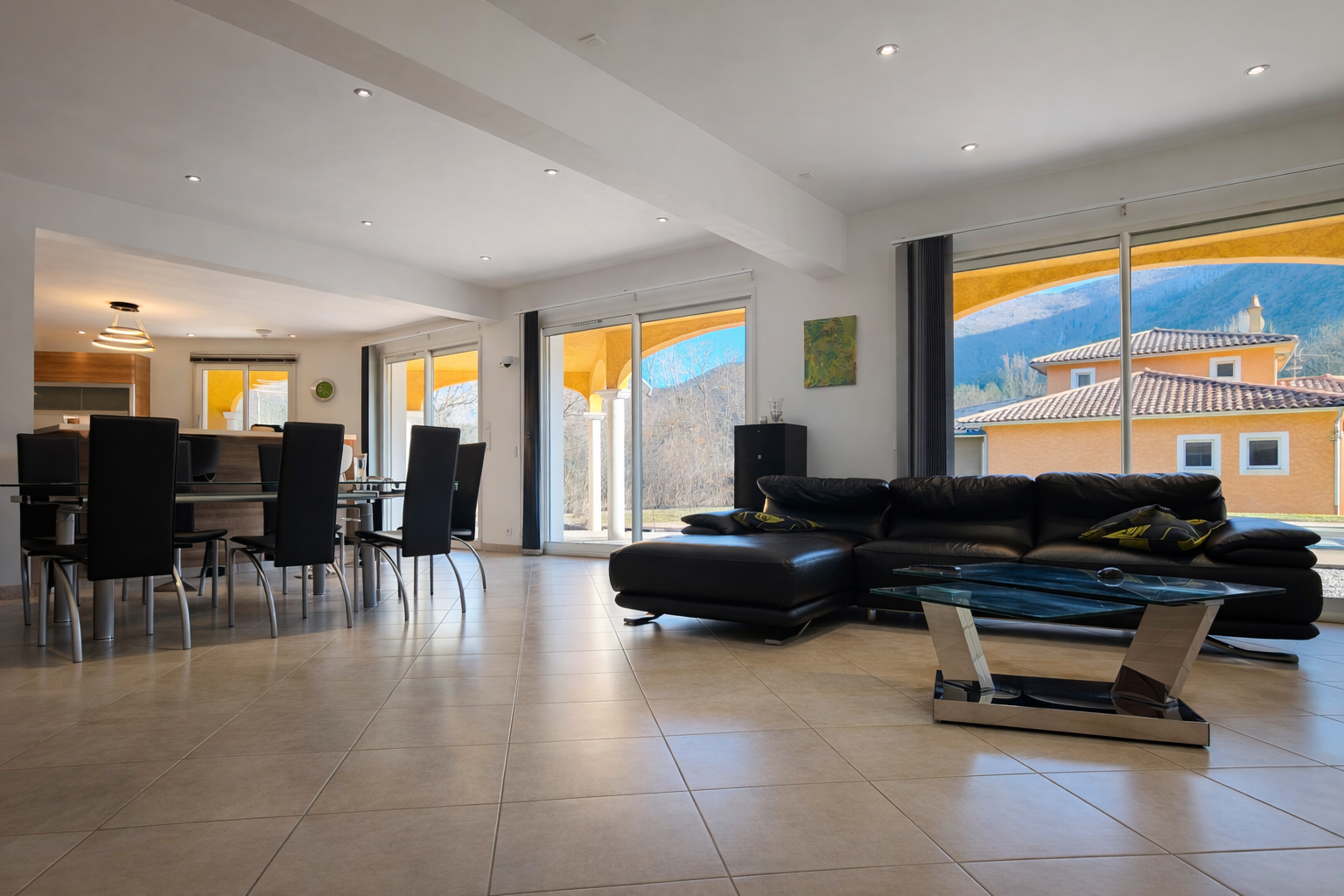 Grand séjour lumineux