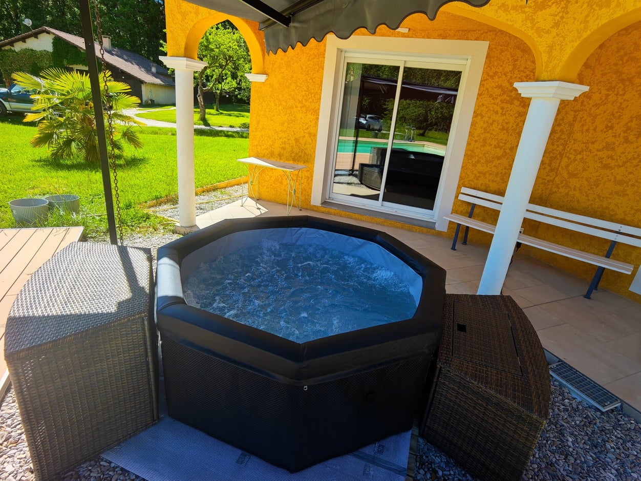 Bain à remous du spa privatif à la Bastide des Civayeres