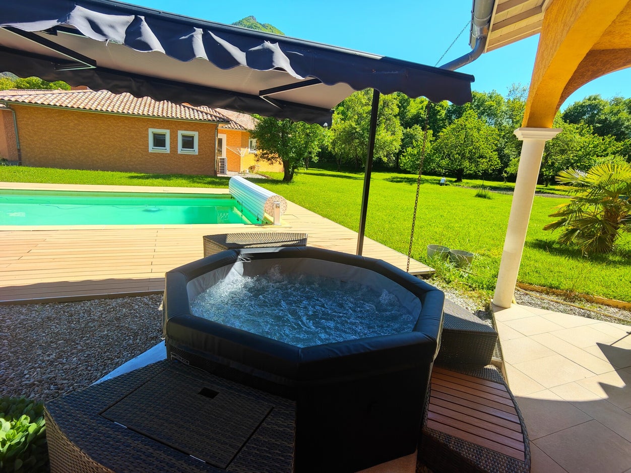 Spa privatif et piscine chauffée de la Bastide des Civayeres à Veynes