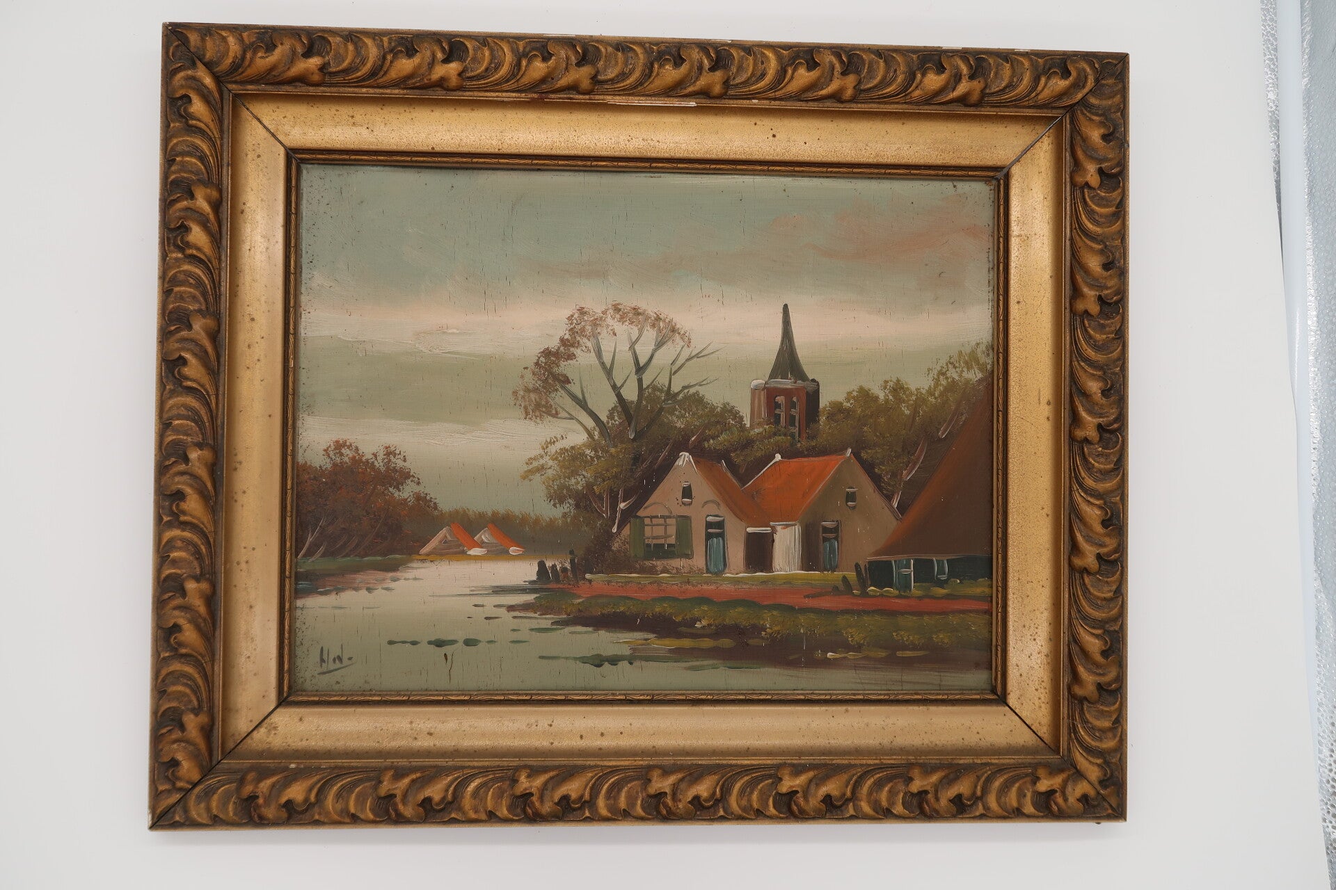 Huisje aan water schilderij op hout met lijst