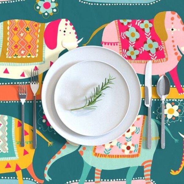 NAPPE DE DESIGNER POUR 2:  PARADE DES ELEPHANTS