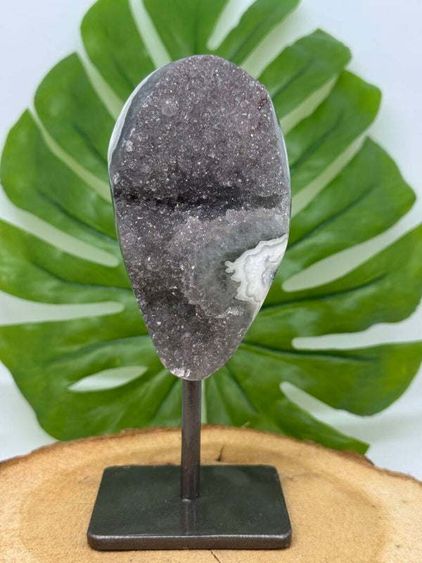 Amethist stalactiet op standaard