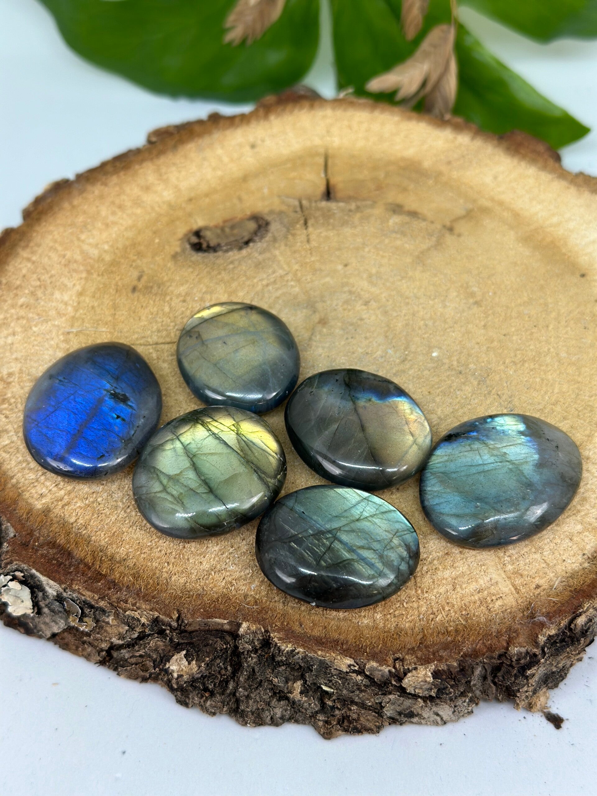 Labradoriet trommelsteen