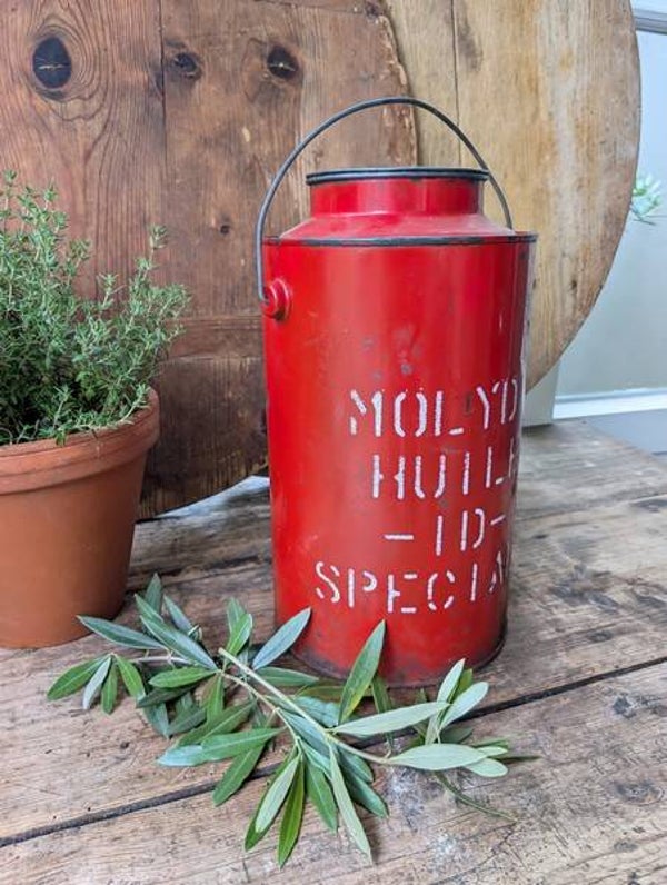 Franse olijfoliebus in helder rood – stoer en authentiek keukendecor