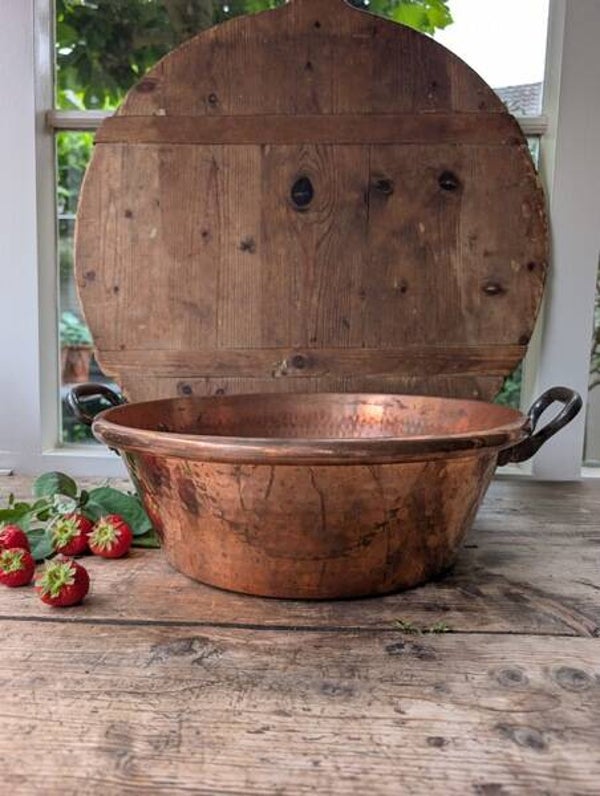 Oude Franse koperen confiturepan – gehamerd en karaktervol