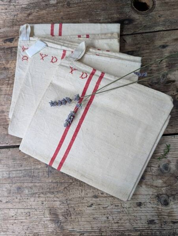 Set van drie Franse linnen theedoeken – met monogram “YD”