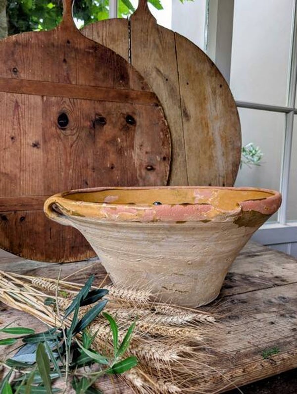 Grote okergele gresale uit de Provence – warm, ambachtelijk en imposant van formaat