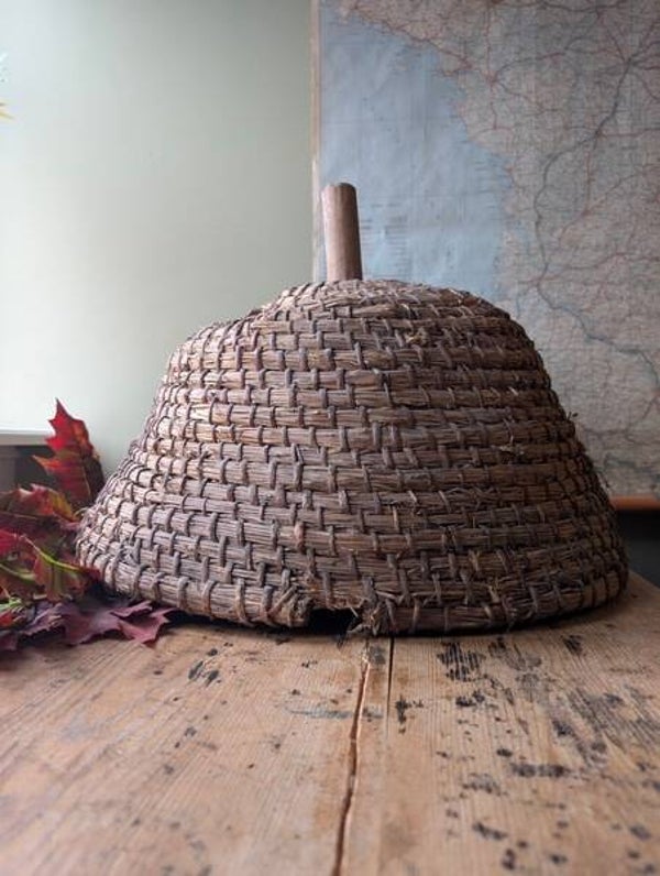 Frans gevlochten rieten vang- of schepkorfje