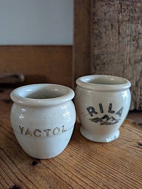 Twee Franse yoghurtpotjes