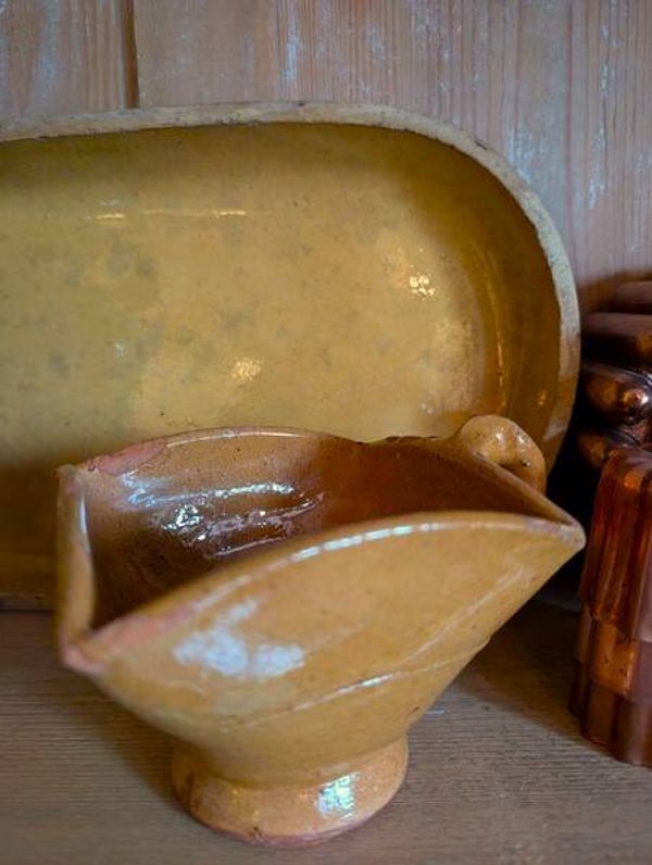 Geel aardewerken vuurtes