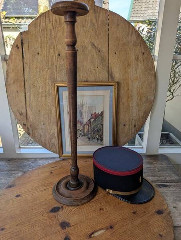 Authentieke houten hoedenstandaard