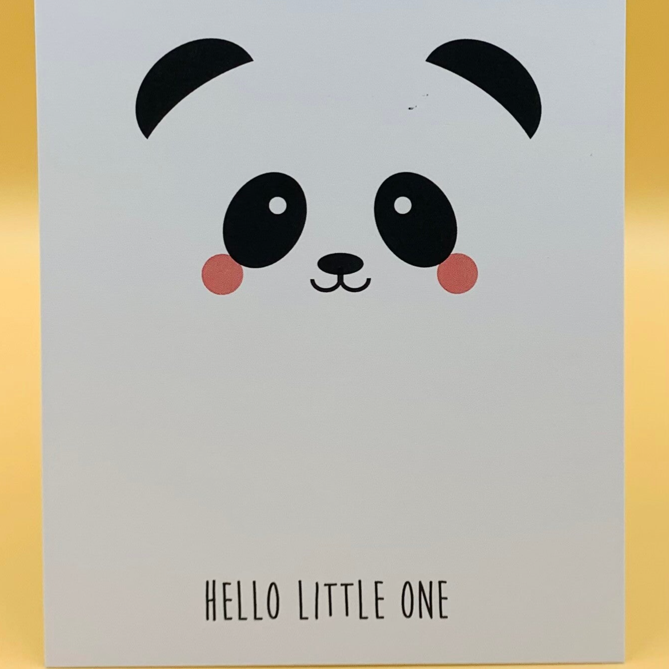 Leuke geboortekaartjes. Op de foto een kaartje met een panda en de tekst Hello Little One.