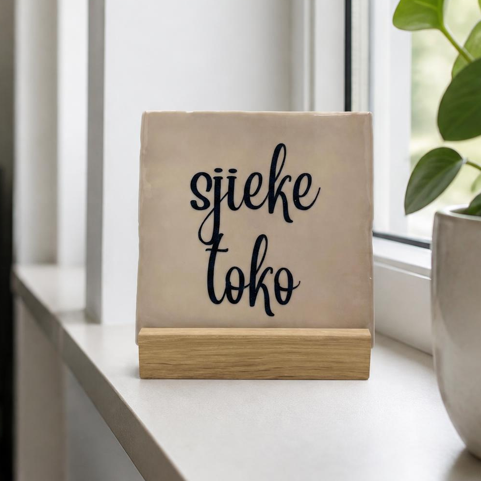 Bedrukt tegeltje met een leuke quote. Op deze tegel staal: Life is better in pajamas.