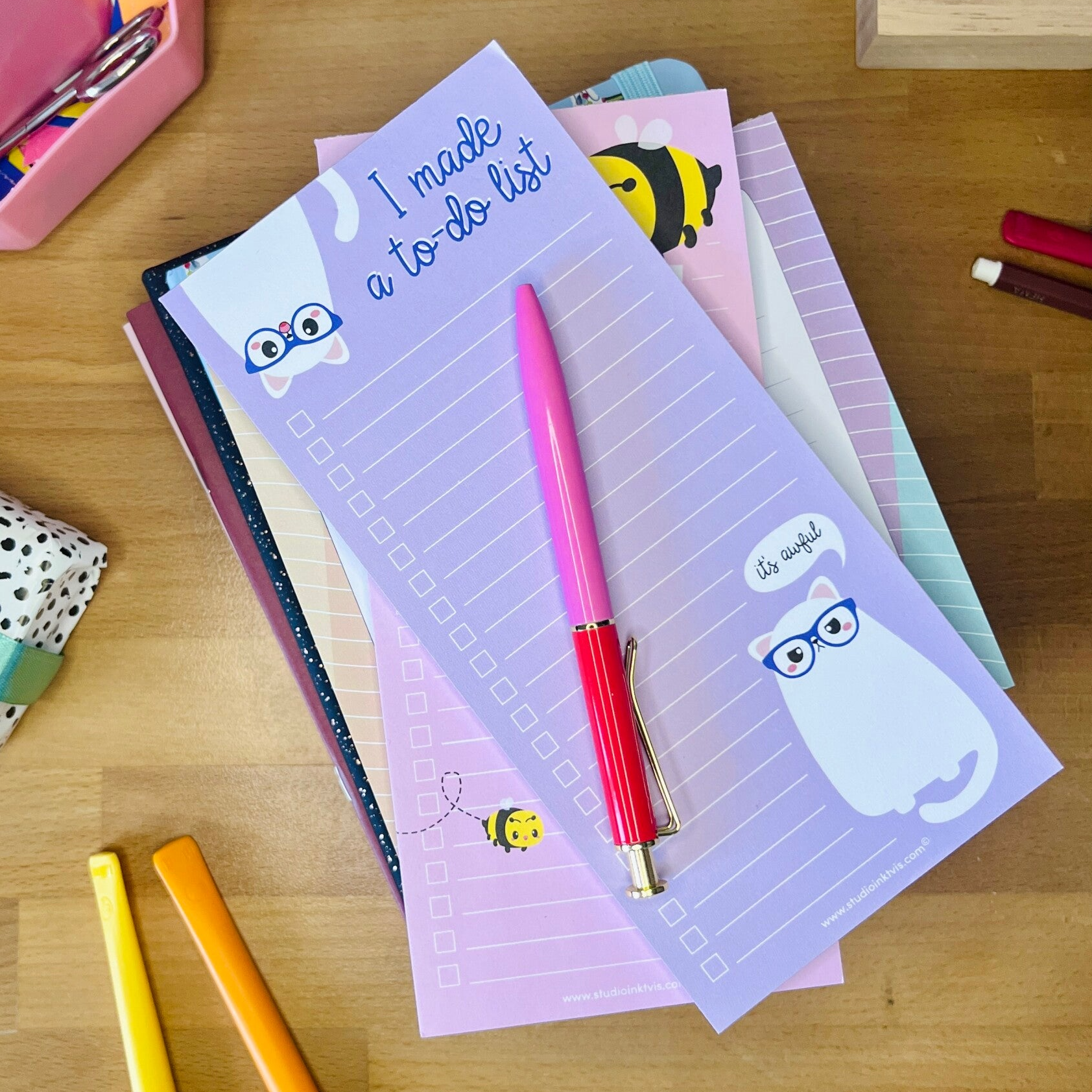 De leukste stationery! Op de foto een notitieboek met vrolijke lama's erop.