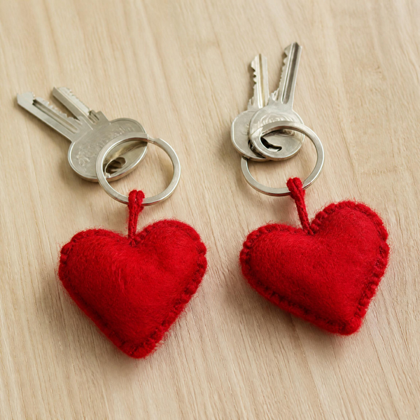 Twee sleutelhangers met hartjes