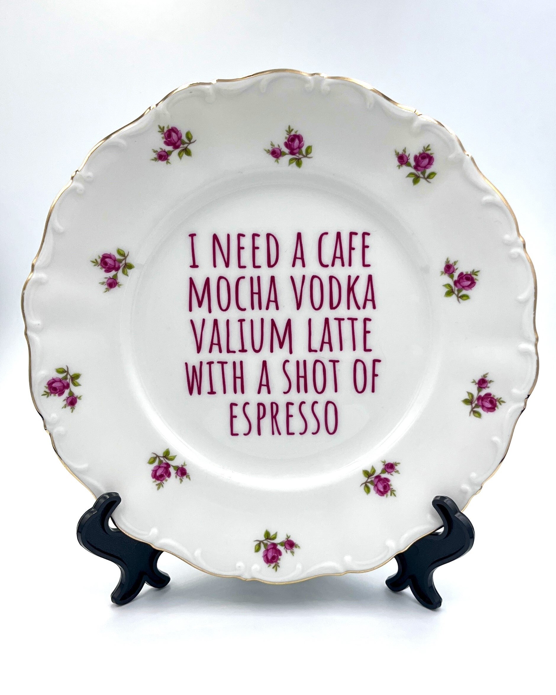 Vintage wandbord met de Engelse tekst I need a cafe mocha vodka valium late with a shot of espresso