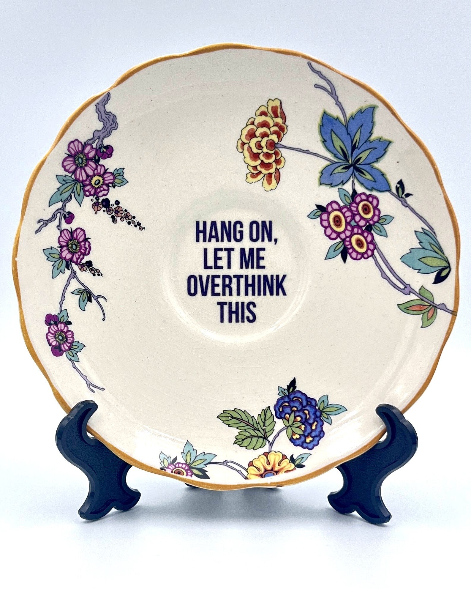 vintage wandbord met de Engelse tekst Hang on, let me overthink this