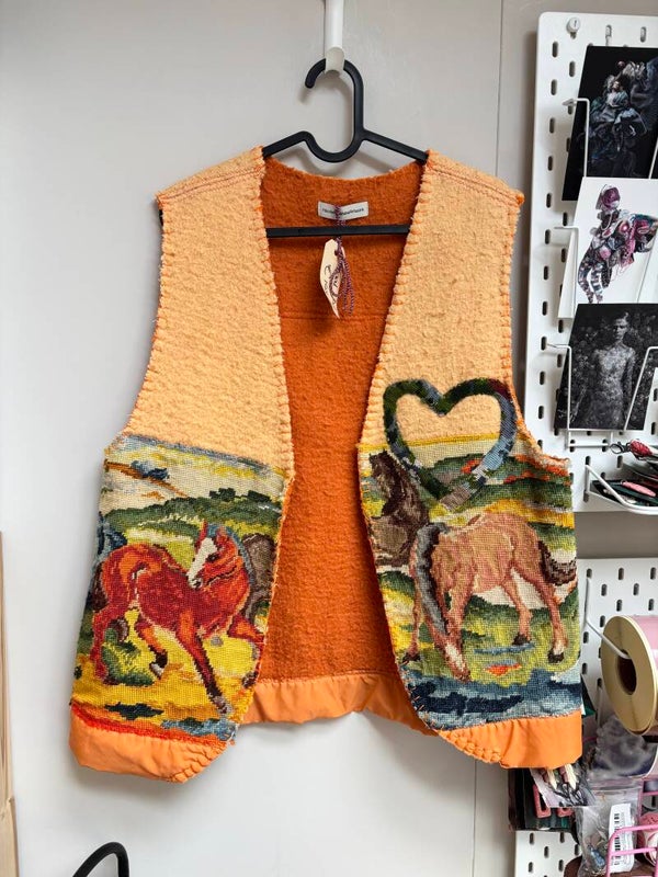 Bodywarmer oranje met paarden borduurwerk maat L/XL