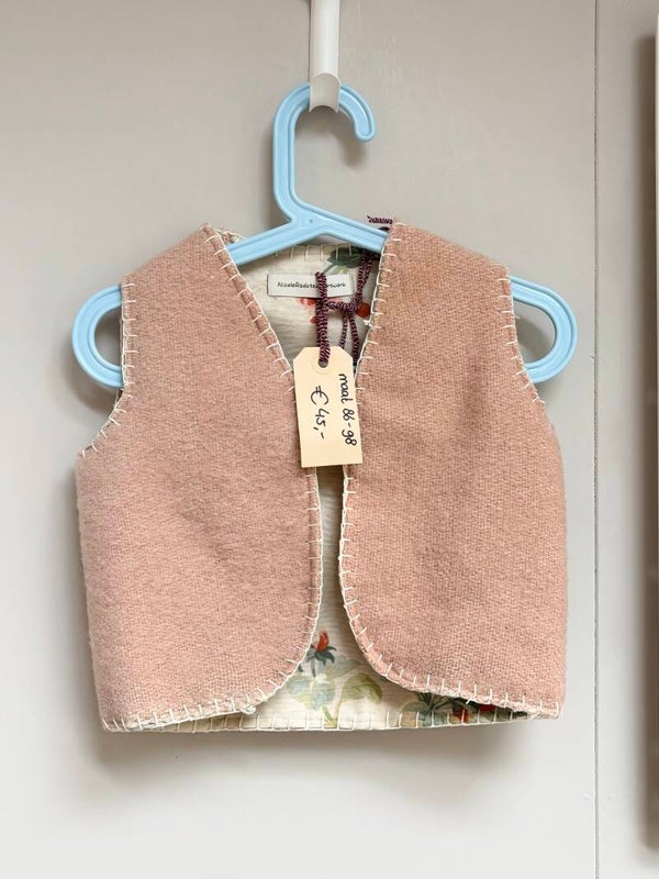 Bodywarmer oud roze met bloemenprint maat 86-98