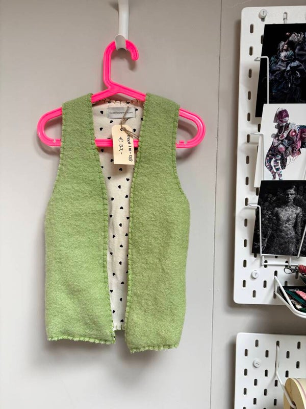 Bodywarmer groen met hartjes maat 110-128