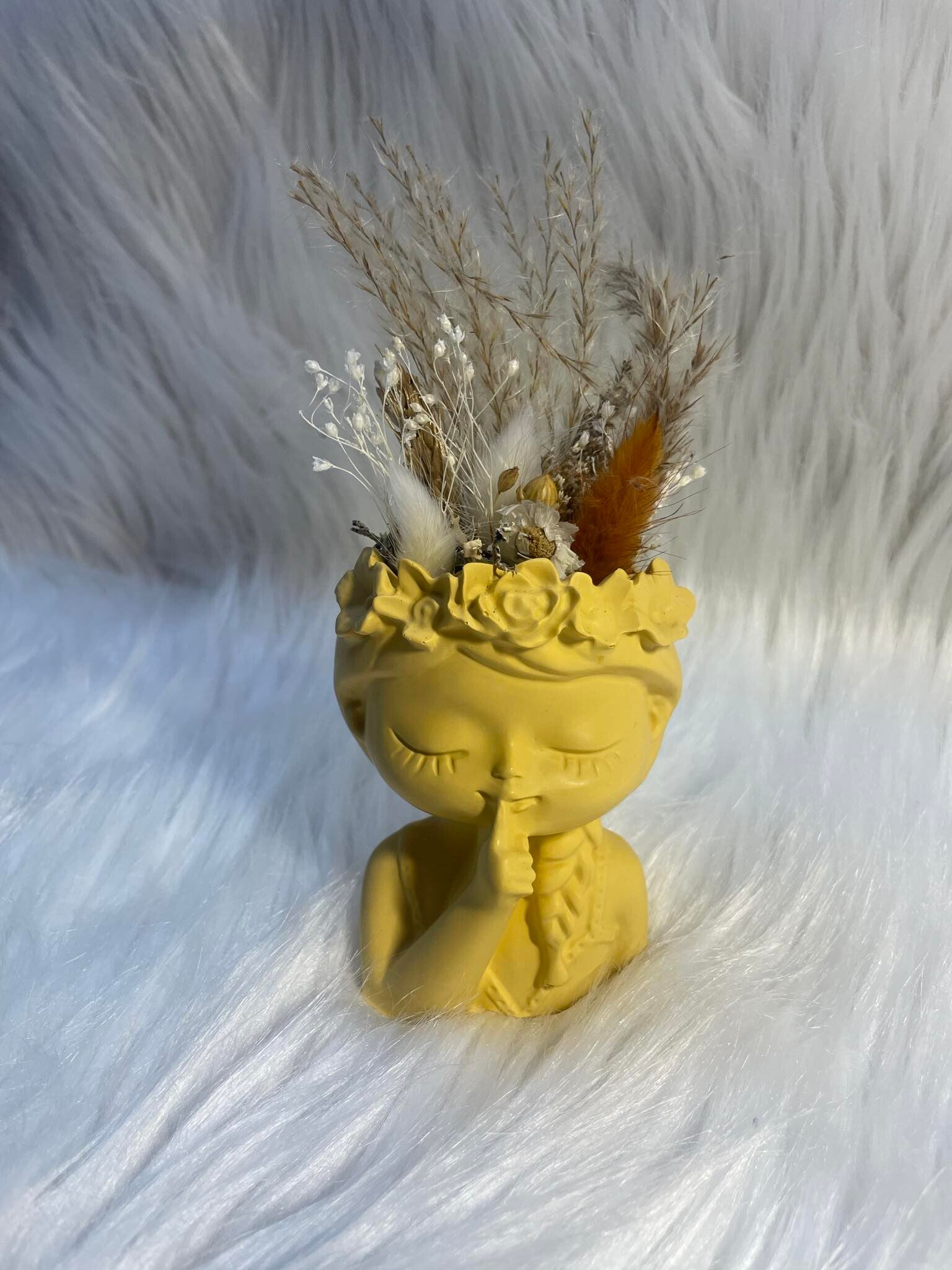 Vrouwenvaasje met droogbloemen