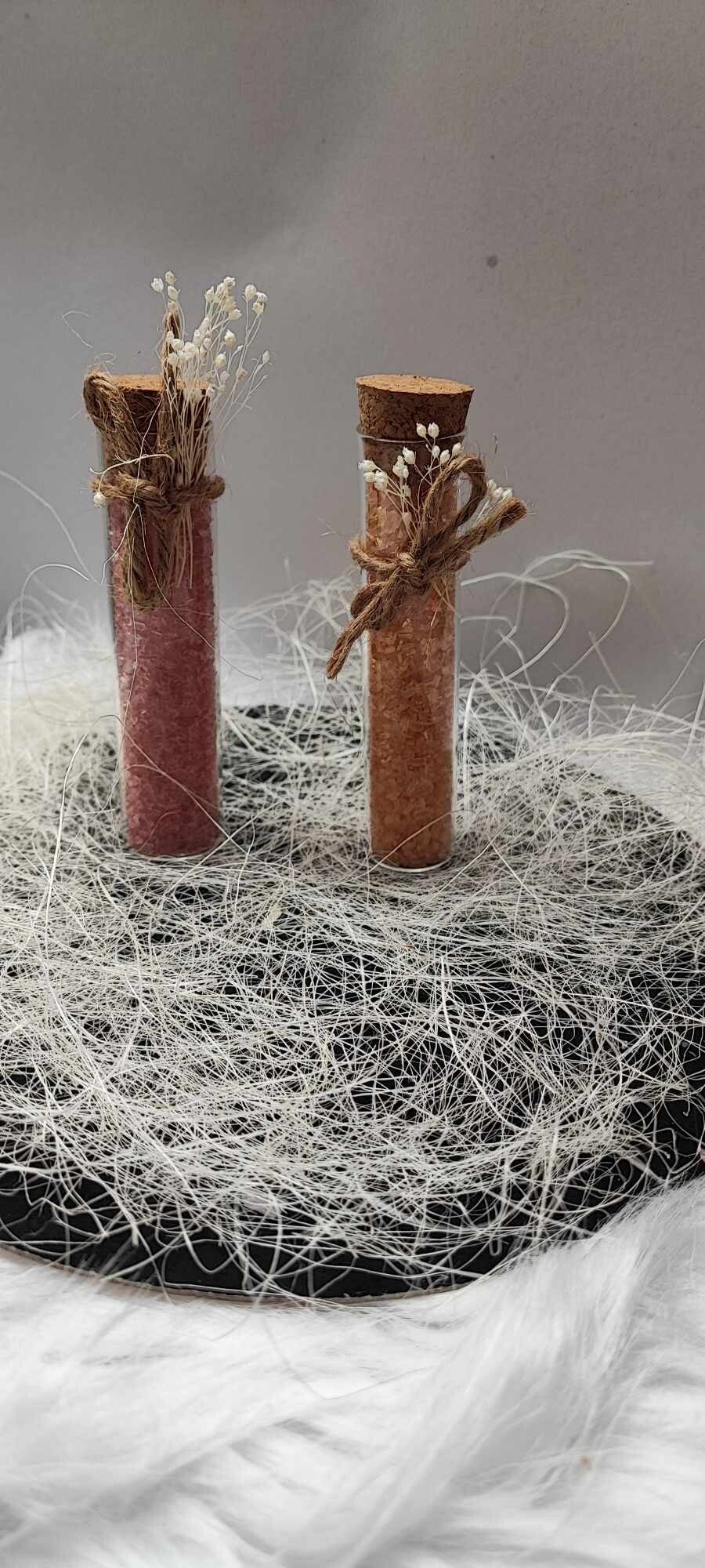 Glazen buisjes met badzout