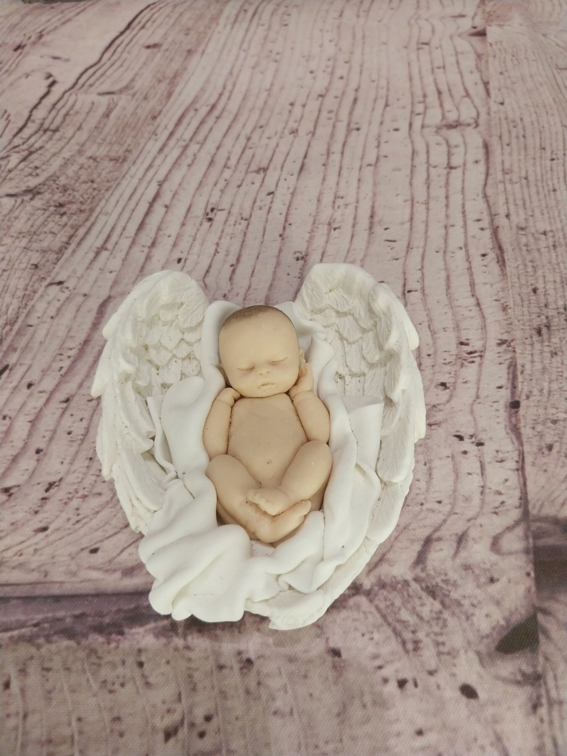 Bébé fimo ange dans des grands ailes
