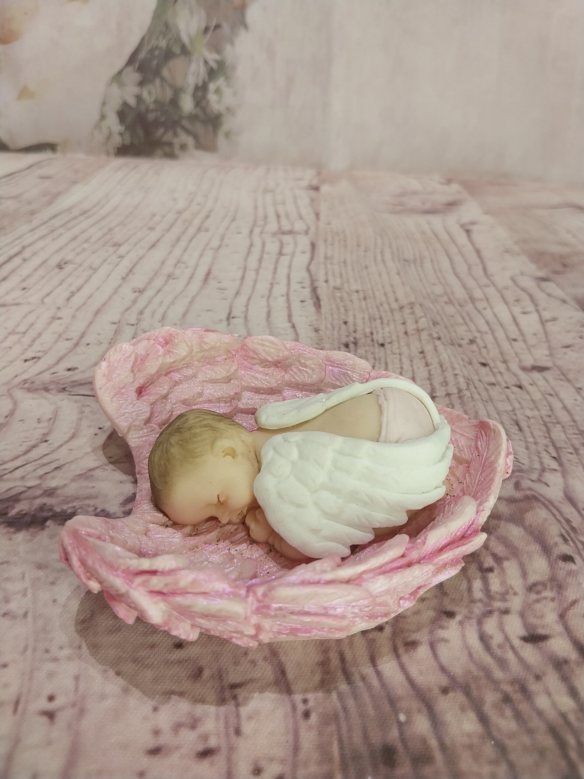 Bébé fimo ange fille dans des grands ailes