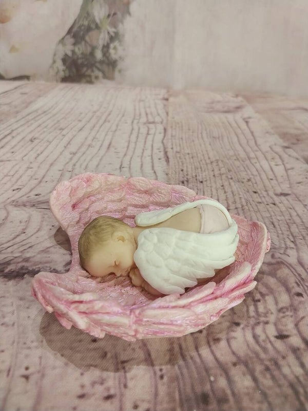 Bébé fimo ange fille dans des grands ailes