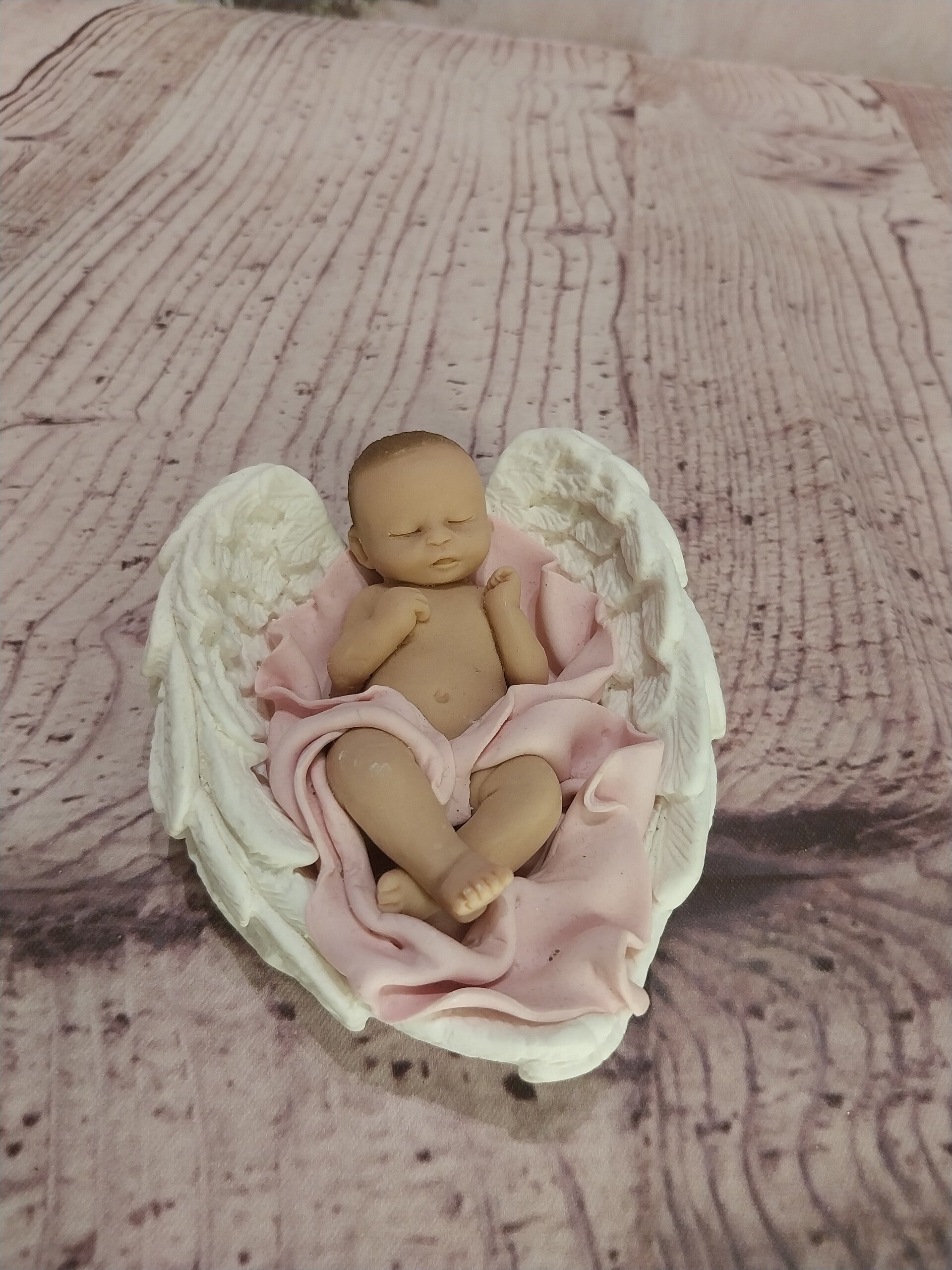 Bébé fimo ange fille dans des grands ailes