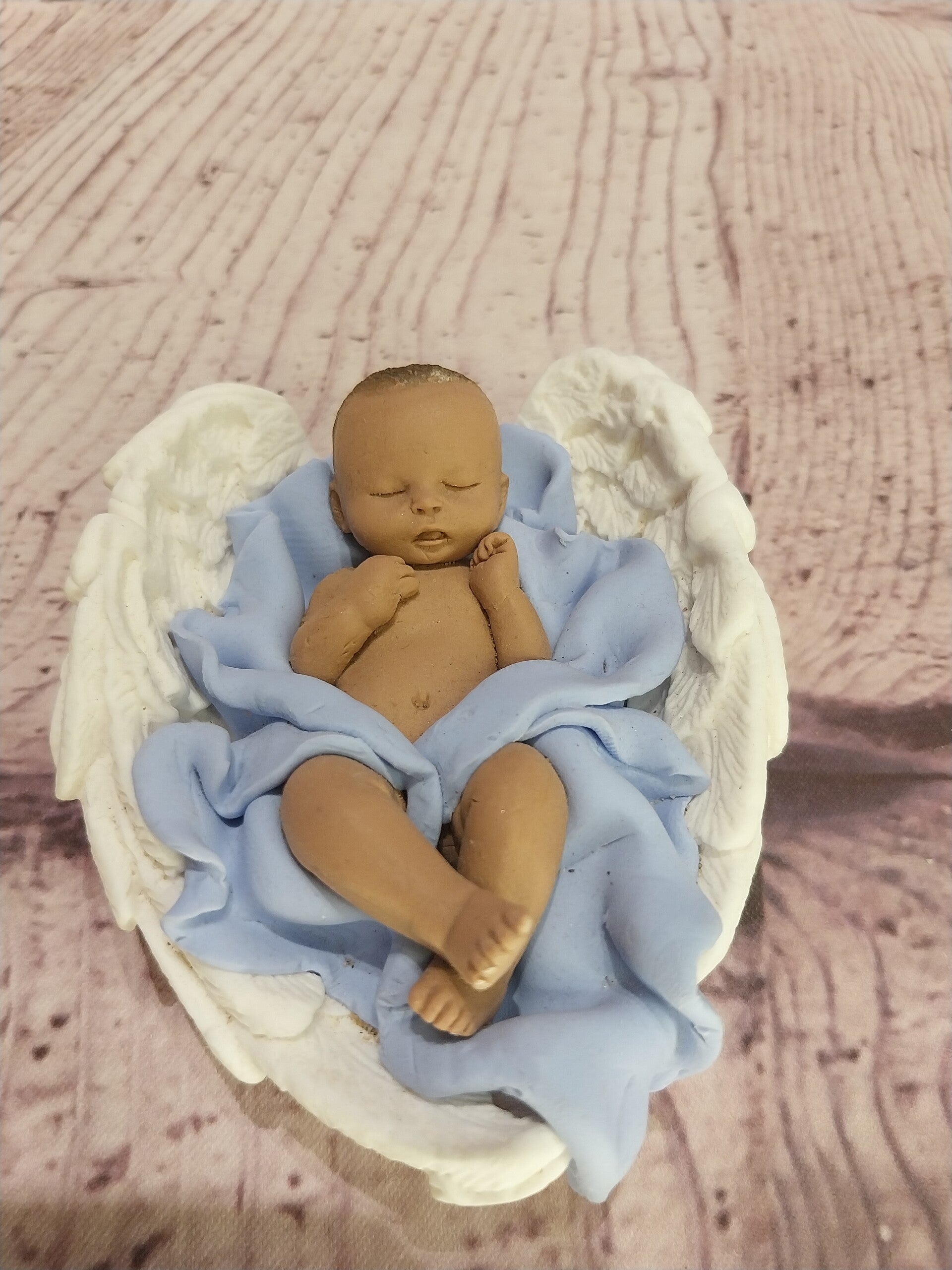 Bébé fimo ange garçon dans des grands ailes