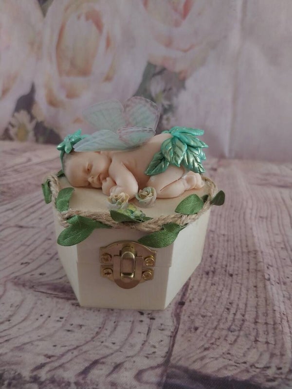 Bébé fimo fille papillon sur petit boîte