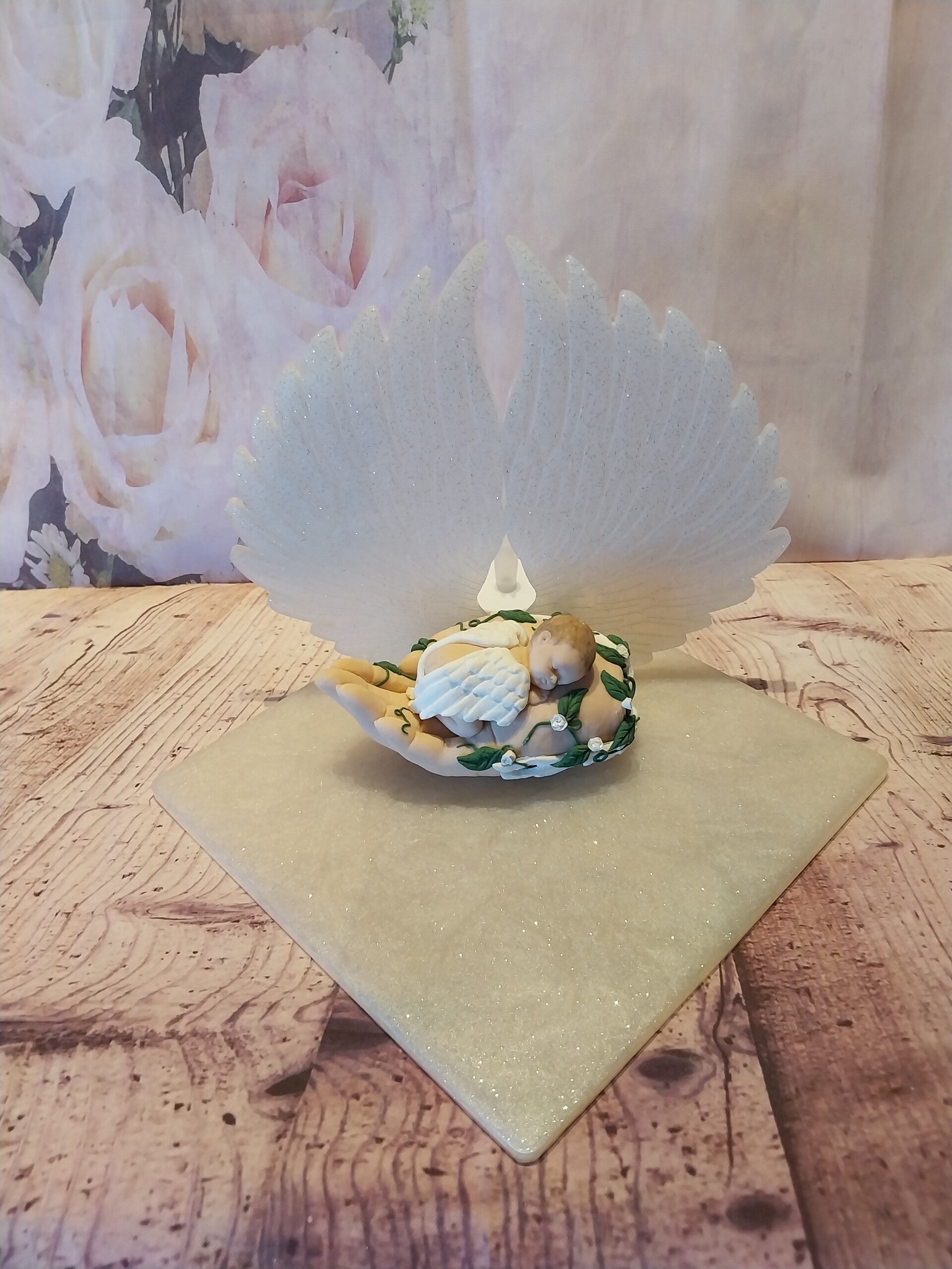 Bébé fimo ange dans une main