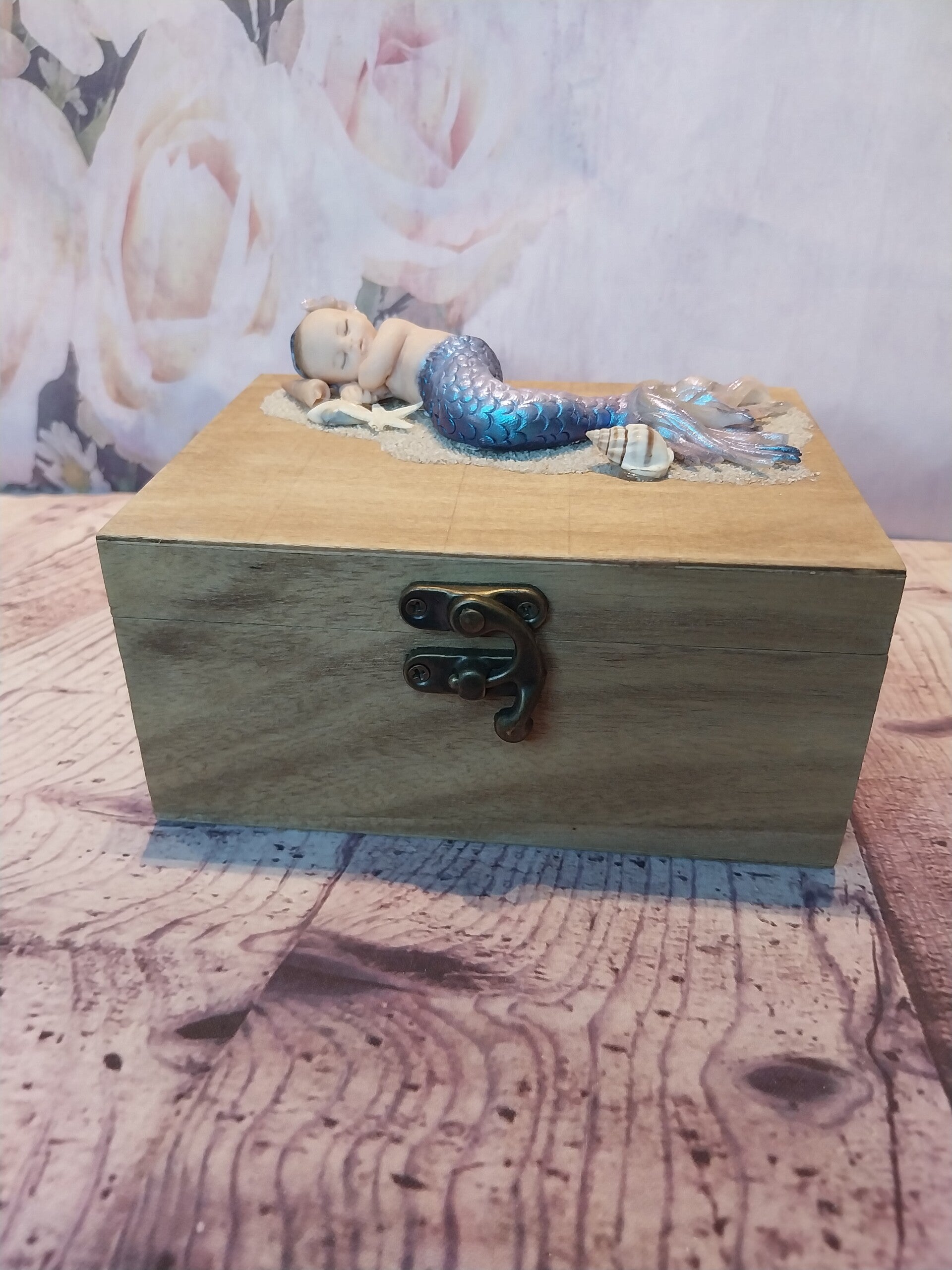 Bébé fimo fille sirène sur une boîte