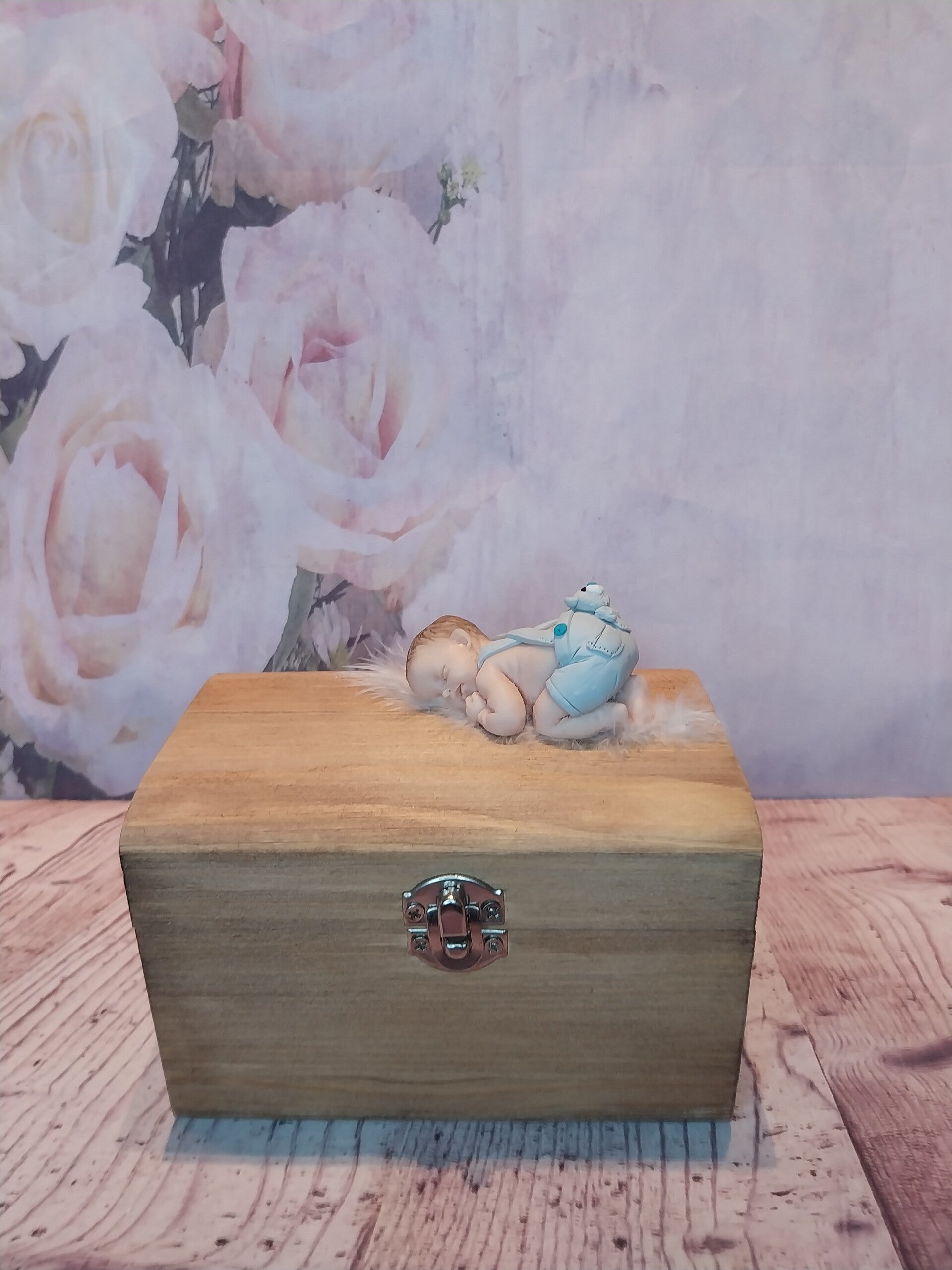 Boîte avec bébé fimo garçon