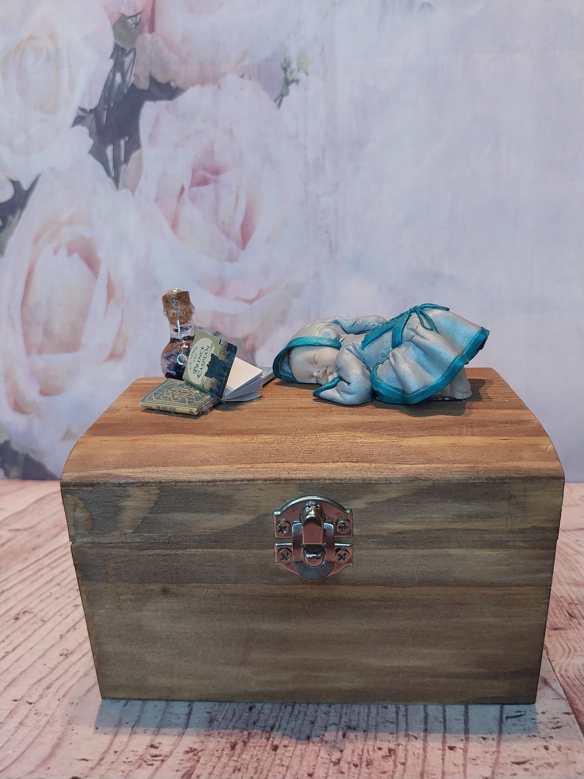 Boîte avec bébé fimo fille