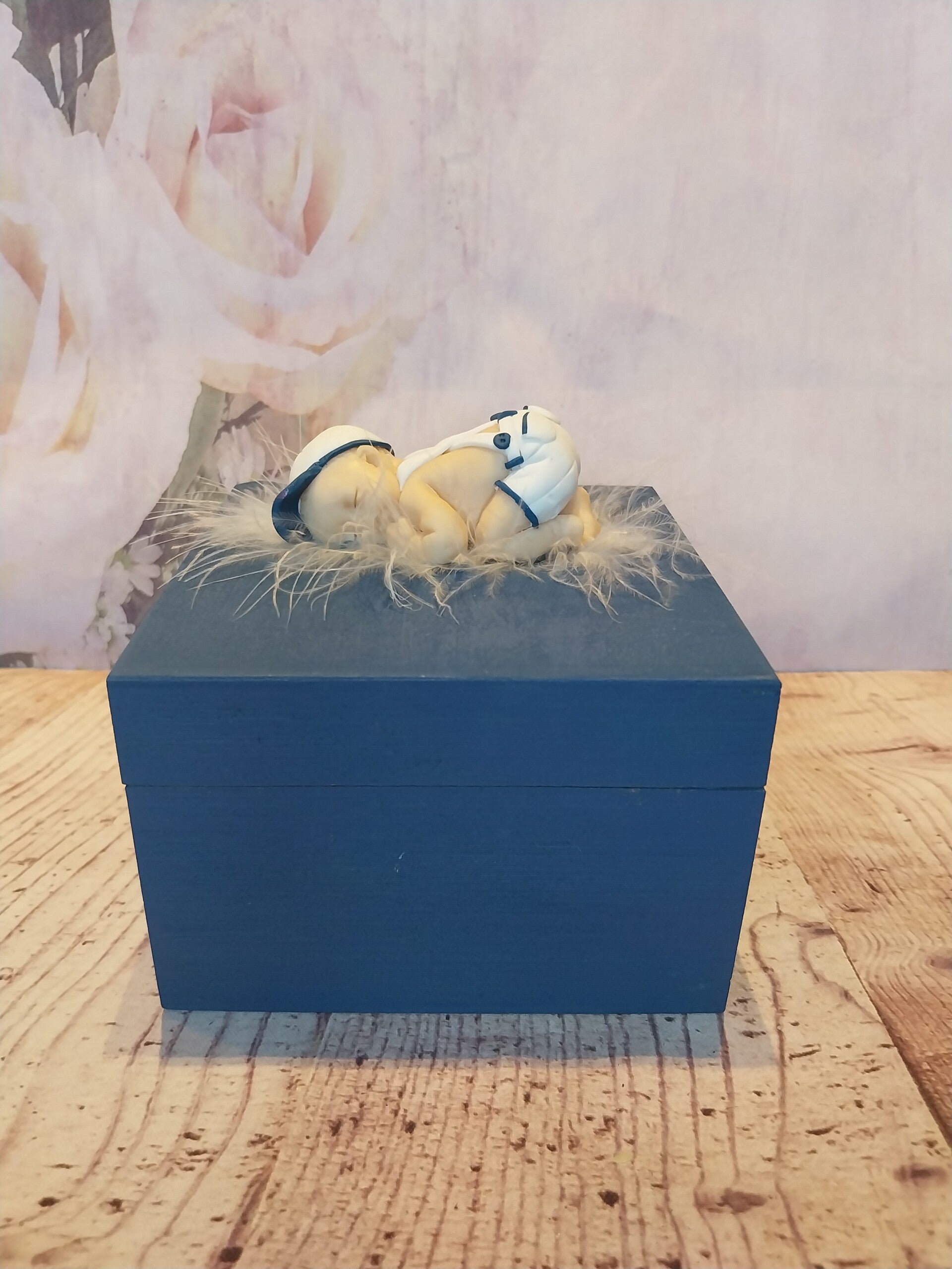 Boîte avec bébé fimo garçon