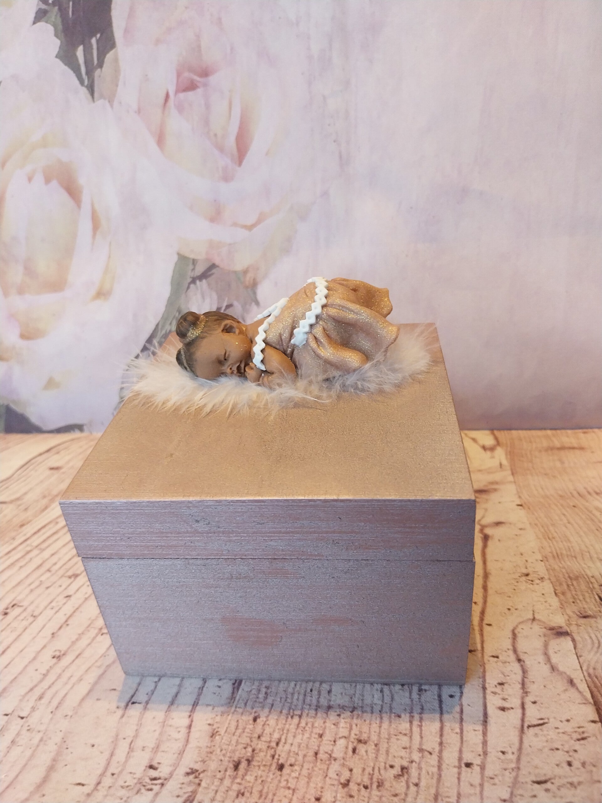Boîte avec bébé fimo fille