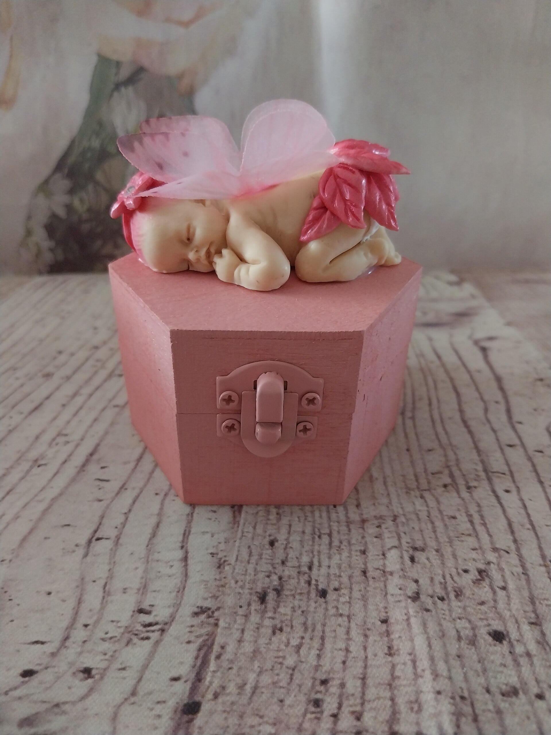 Boîte avec bébé fimo fille papillon rose