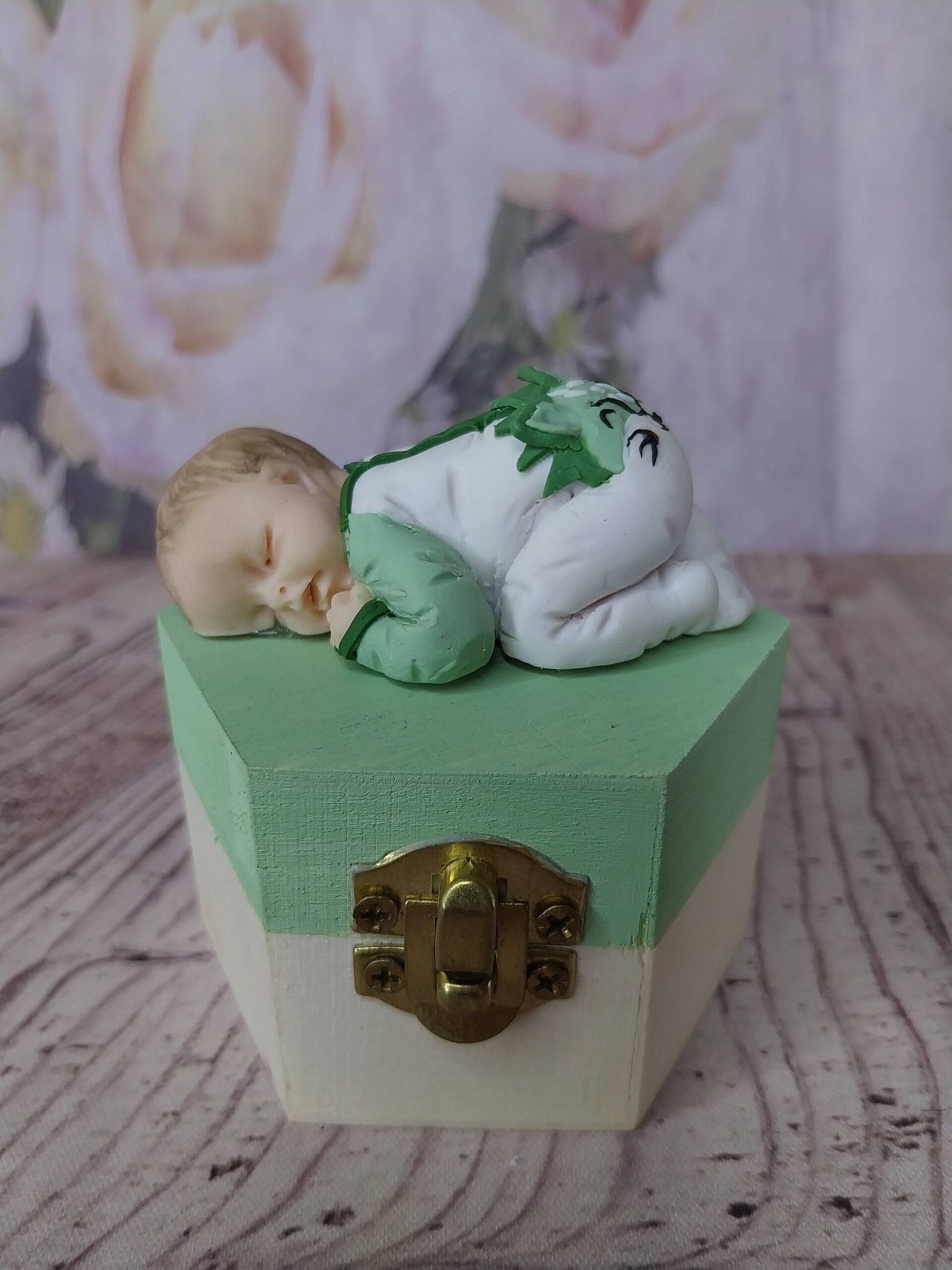 Boîte avec bébé fimo garçon pyjama lion