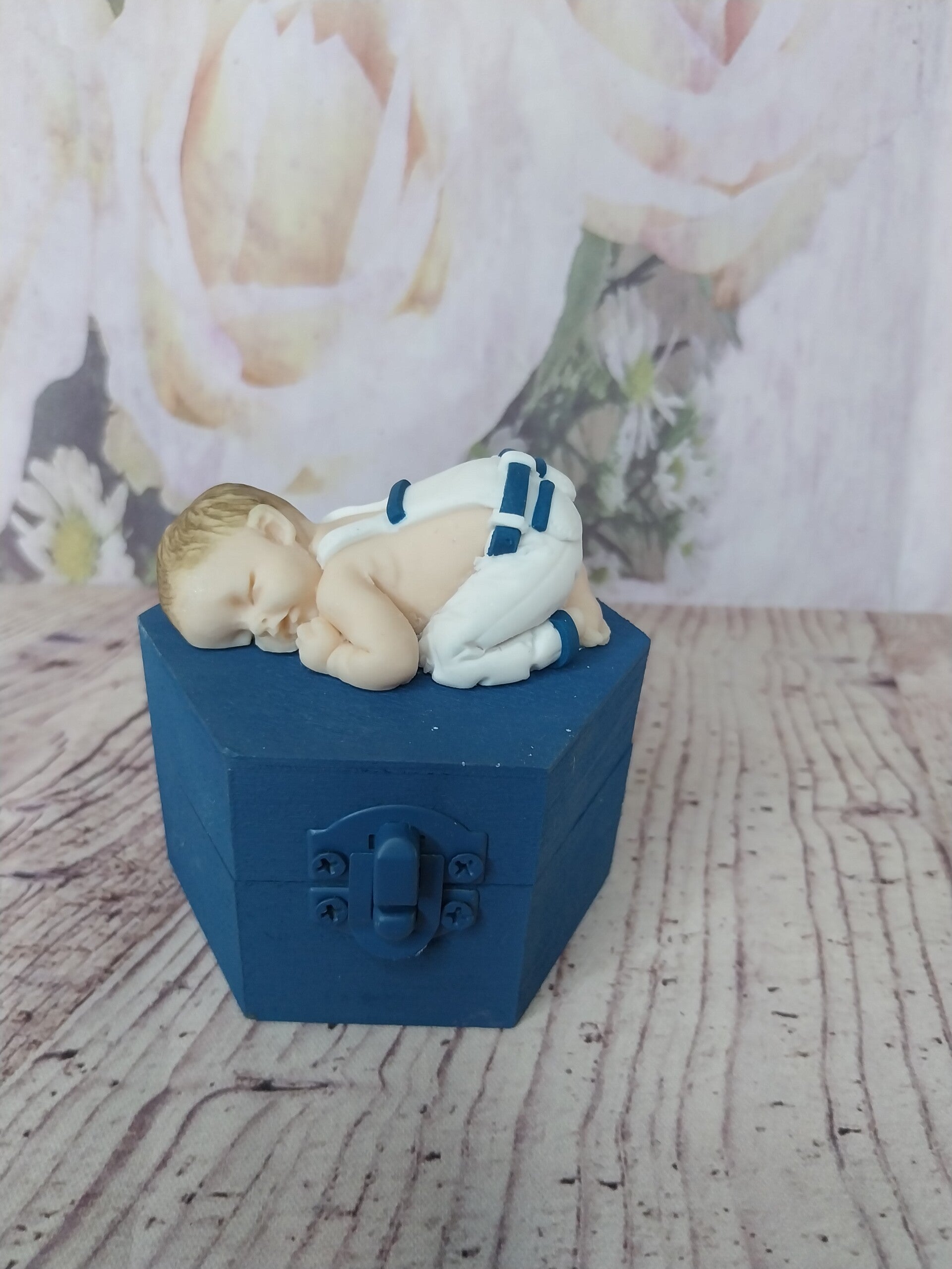 Boîte avec bébé fimo garçon