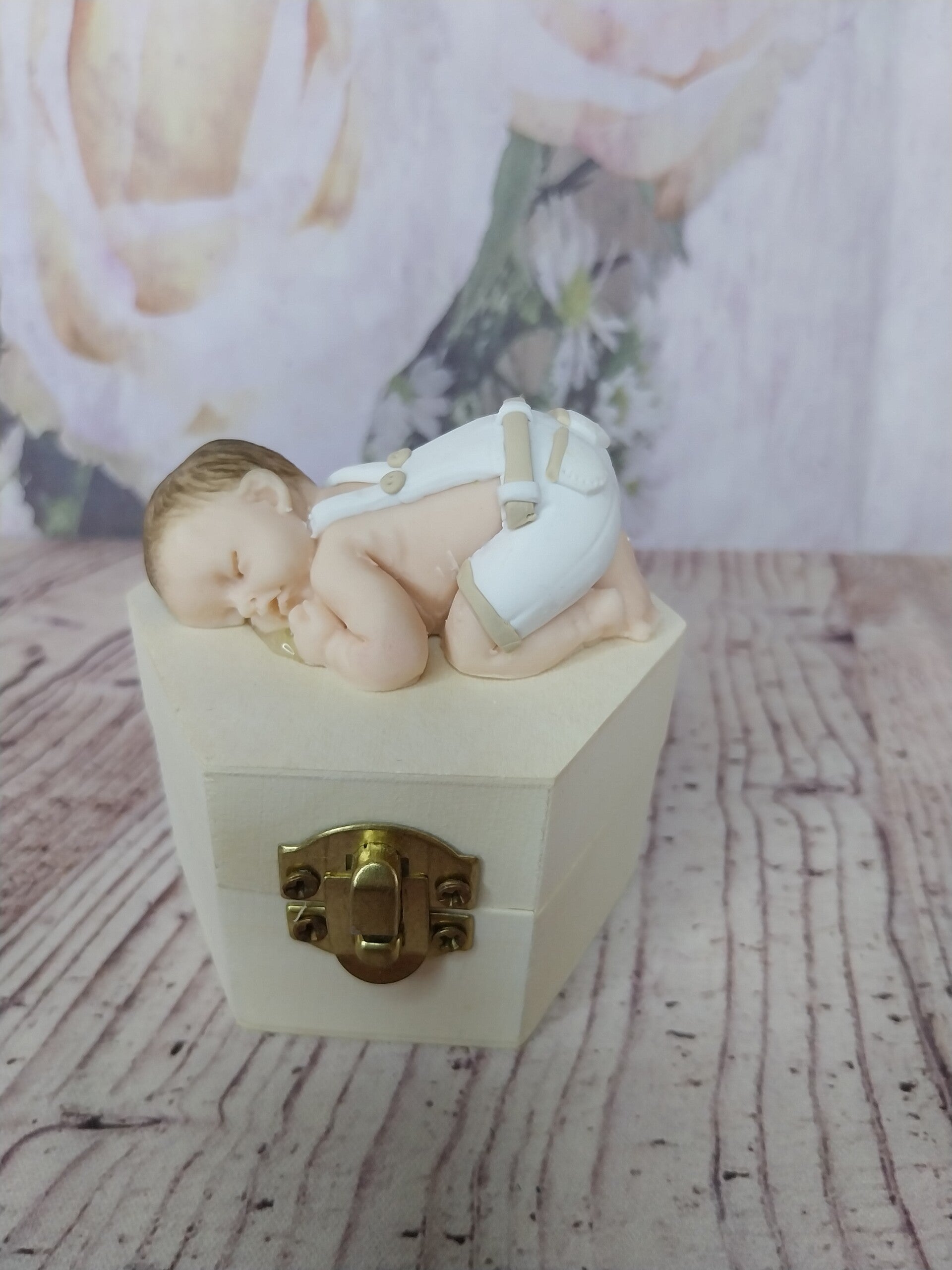 Boîte avec bébé fimo garçon salopette