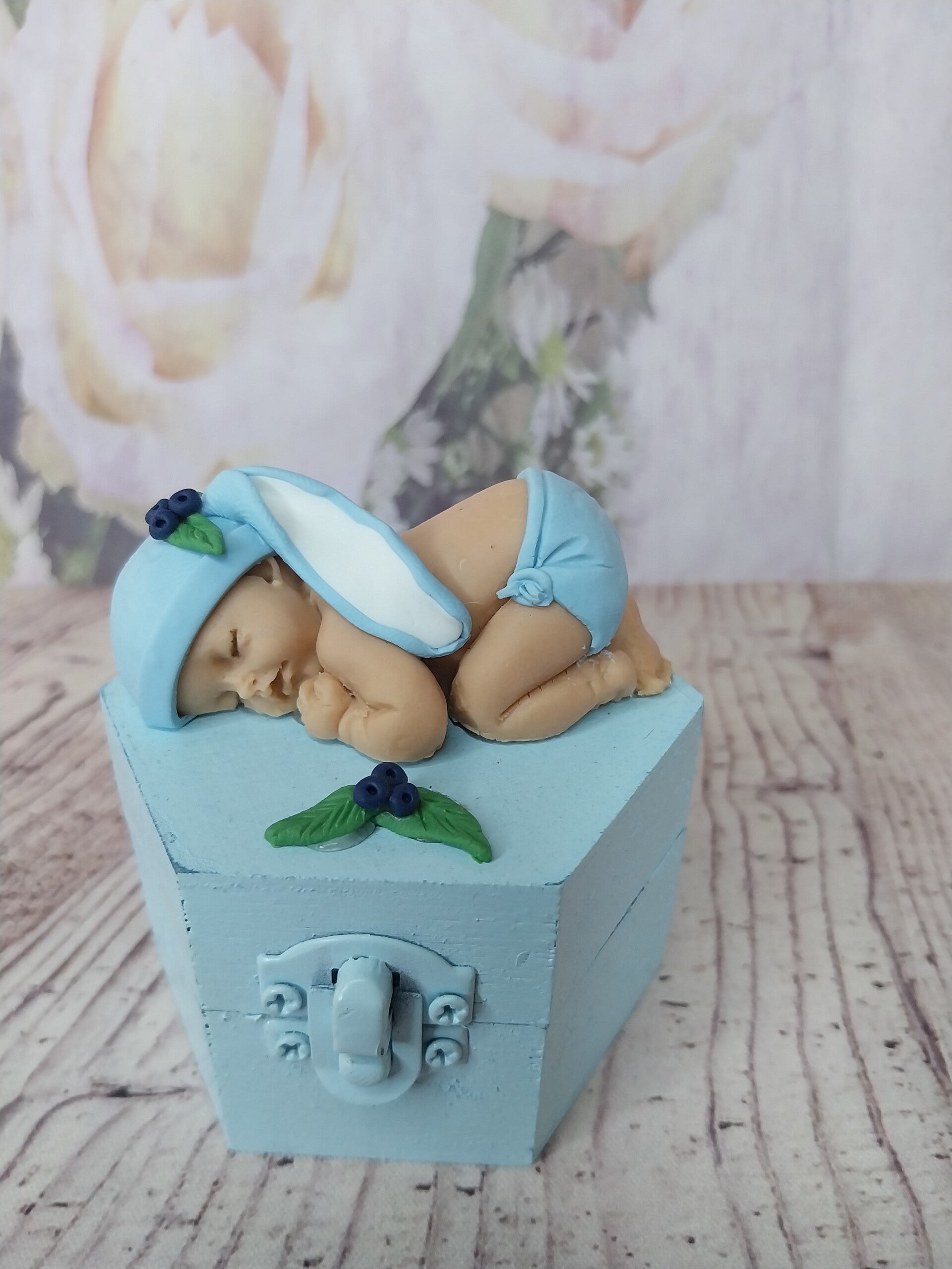 Boîte avec bébé fimo garçon métisse