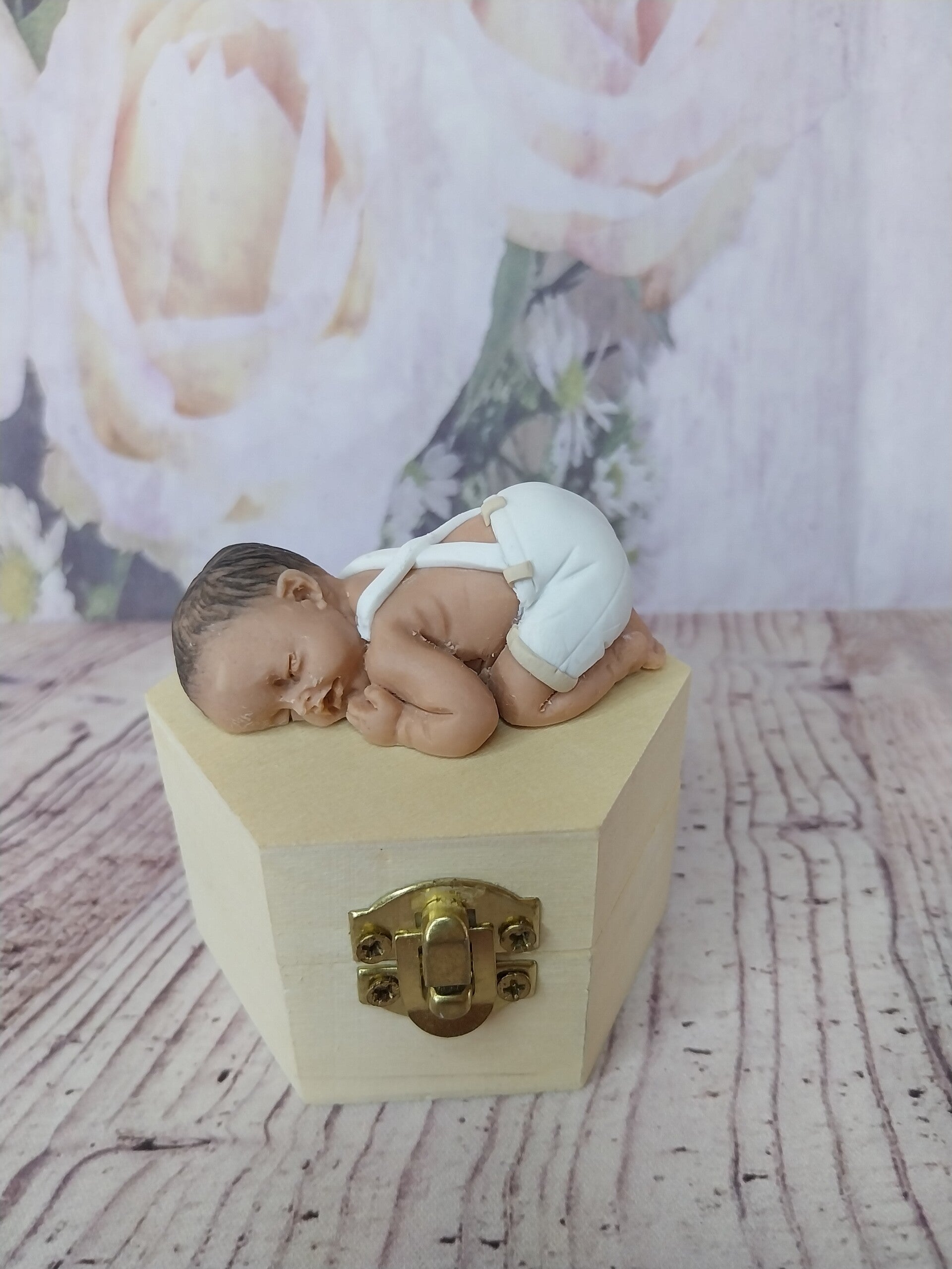 Boîte avec bébé fimo garçon métisse
